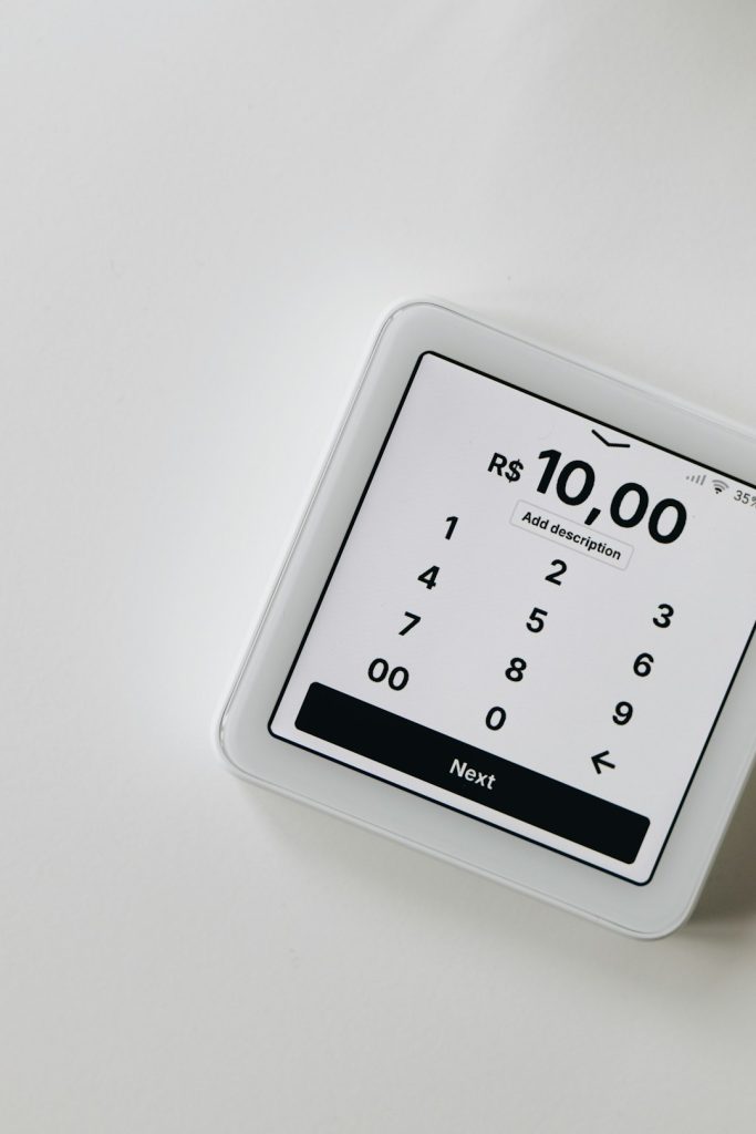 Beyond the Paper Trail: A Practical Roadmap for Modernizing Public Sector Operations A close-up of a white SumUp card reader displaying a transaction amount of R0,00. The card reader interface is simple and intuitive, with the option to add a description and proceed to the next step.